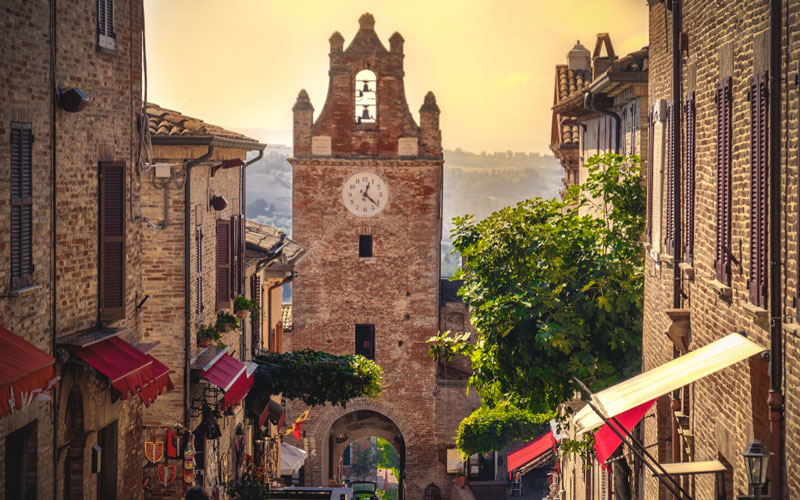 CASTELLI MEDIEVALI E BORGHI MARCHIGIANI 

